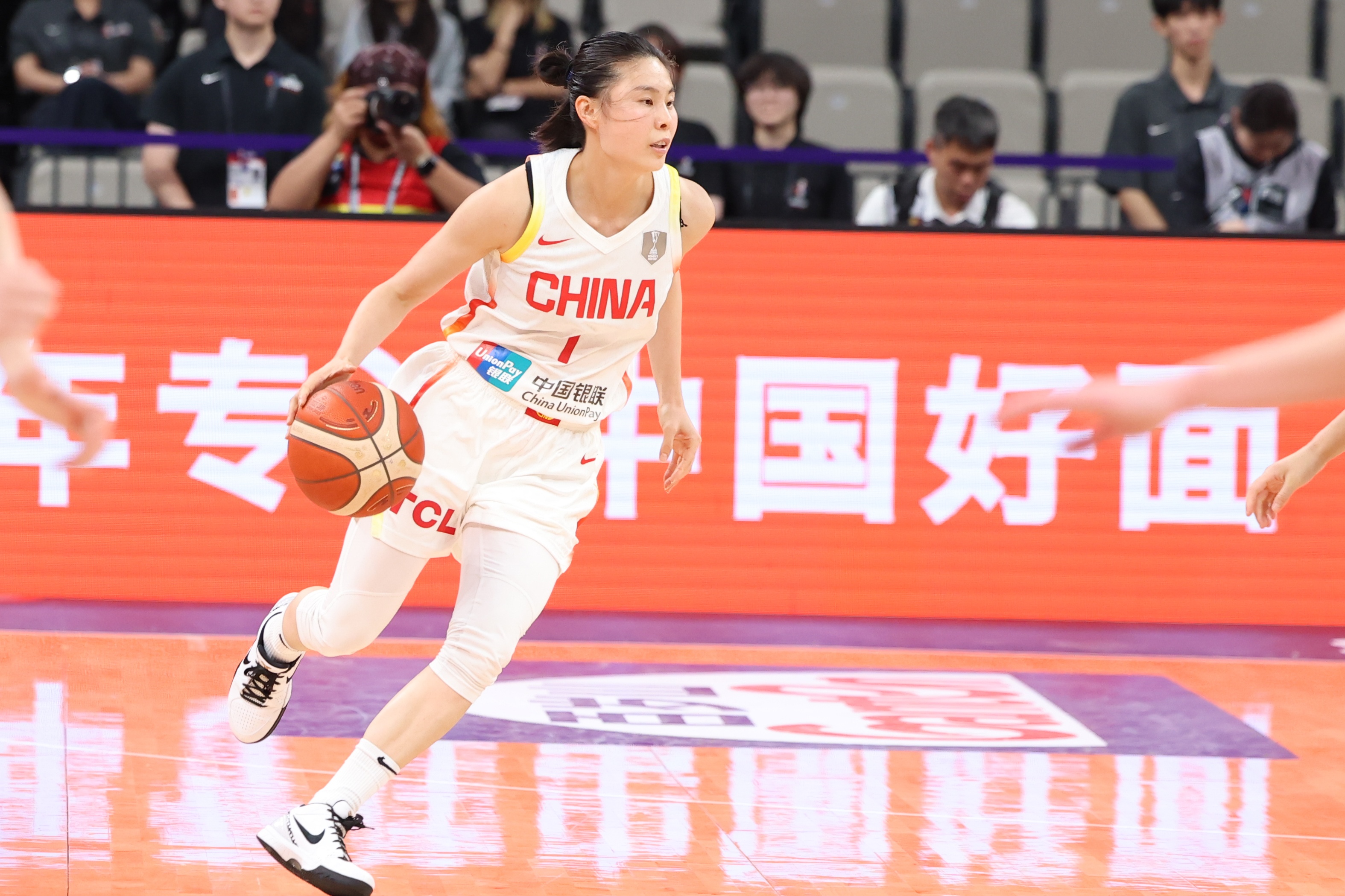 v站-媒体人:很多人还沉浸在世界杯亚军的辉煌 没认清后卫线青黄不接